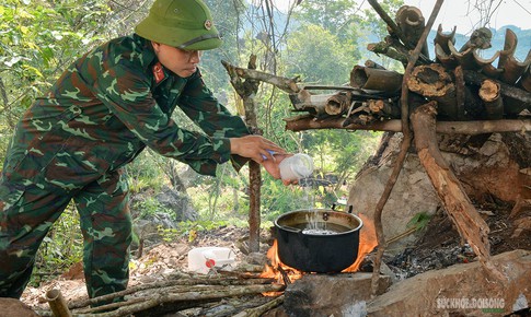 Giữa rừng sâu, người bác sĩ vừa chữa bệnh vừa lo từng bữa cơm cho đội tìm kiếm hài cốt liệt sĩ