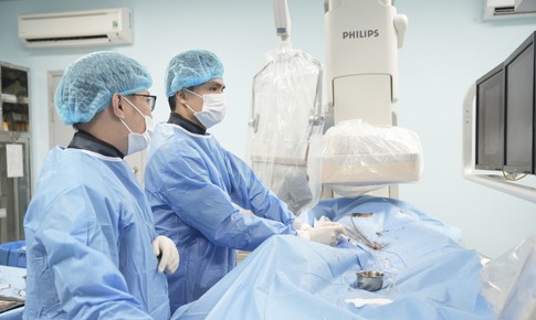 Nút mạch kết hợp phẫu thuật nội soi điều trị ung thư gan đa ổ