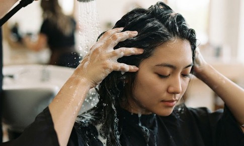 Thường xuyên đổi dầu gội có gây rụng tóc?