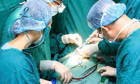 Bé 28 ngày tuổi nguy kịch được cứu sống sau 4 giờ phẫu thuật tim