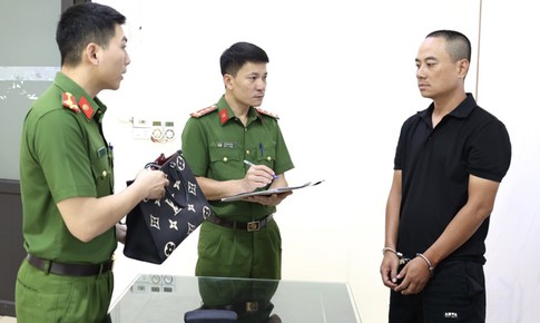 Đập kính ô tô lấy túi LV và gần 700 triệu đồng rồi trốn qua nhiều tỉnh thành