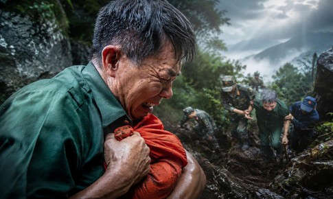  Trở lại Vị Xuyên sau hơn 40 năm, cựu binh bật khóc ôm di cốt đồng đội