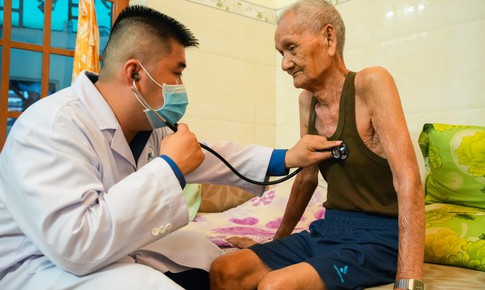 Bác sĩ tuyến cuối xuống cơ sở khám sức khỏe cho người dân TPHCM
