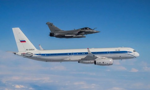 Tiêm kích Rafale Pháp áp sát máy bay Tu-214 Nga trên biển Baltic
