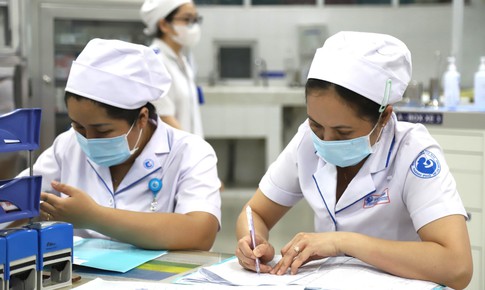 Nhiều bệnh viện tại TPHCM tuyển 'hàng loạt' bác sĩ, điều dưỡng