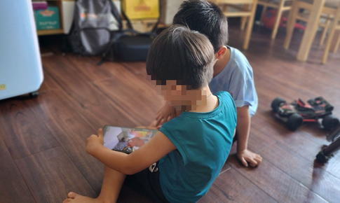 Bộ Y tế: Trẻ nhỏ không nằm, ngồi trên xe đẩy quá lâu, không xem màn hình quá 1 giờ