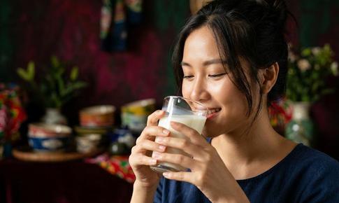 Uống sữa tốt hay xấu cho da?