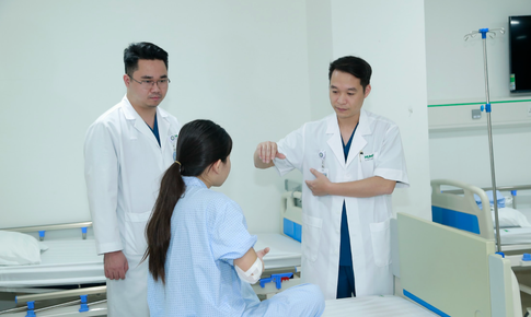 Sau 3 ngày phẫu thuật gãy xương do tai nạn, tay bé gái đã vận động được
