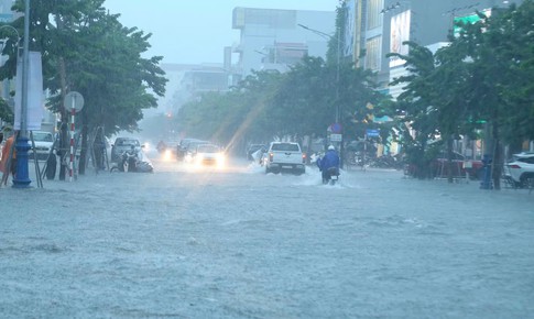 Mưa lớn, nhiều tuyến phố trung tâm Nghệ An ngập sâu, loạt xe chết máy