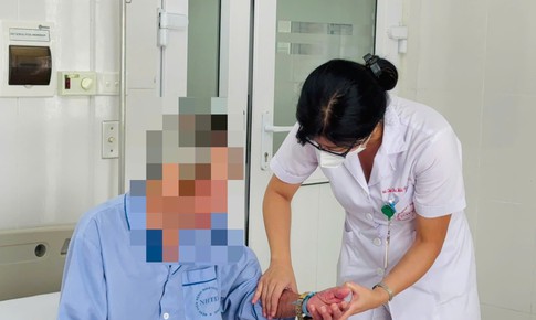 Nhầm hạ kali với hạ canxi, người đàn ông suýt liệt tay chân