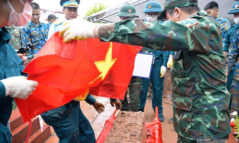 Chiến sĩ Phòng không - Không quân lấy mẫu ADN, tìm lại danh tính liệt sĩ