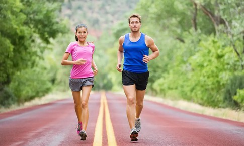 Phát hiện mới giải mã lý do nam và nữ có dáng đi hoàn toàn khác nhau