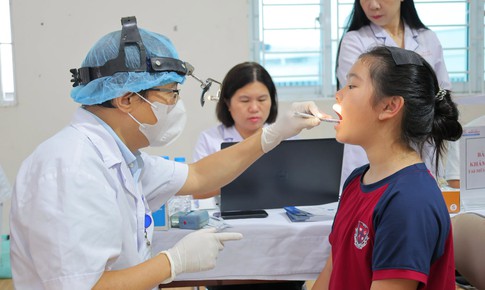Khám sức khỏe cho khoảng 6000 học sinh ở phường Nghĩa Đô