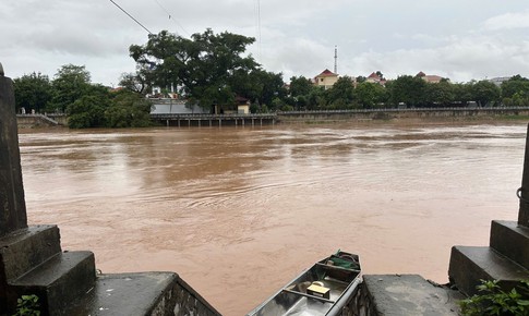 Hình ảnh nước lũ lên rất nhanh trên các sông ở Lạng Sơn và Thanh Hóa