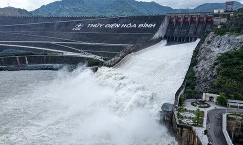 Đóng cửa xả lũ thủy điện Hòa Bình ứng phó với bão số 4