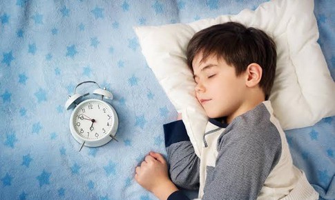 Ngủ trước 23h có giúp trẻ tăng chiều cao?