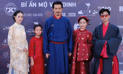Quách Ngọc Ngoan và con gái út gây chú ý đi thảm đỏ dưới mưa