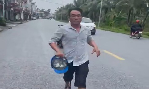 Người đàn ông chặn đường, cầm mũ bảo hiểm đánh tài xế ô tô