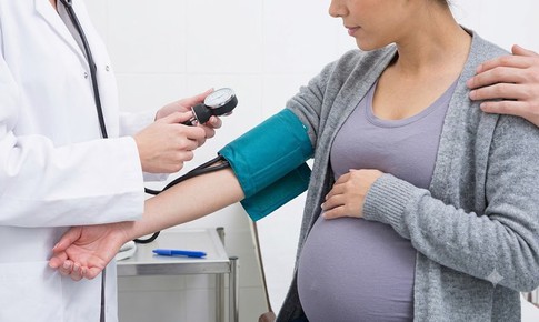 Tăng huyết áp thai kỳ ảnh hưởng thế nào đến mẹ và bé?