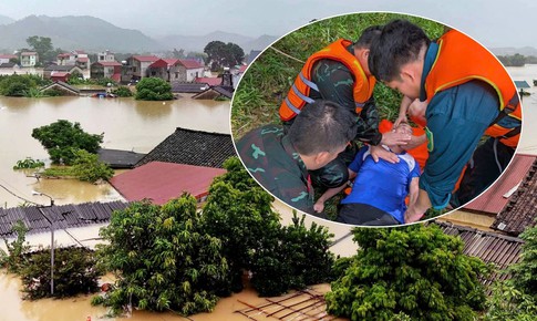 Xuồng chở bệnh nhân bị lật giữa dòng nước lũ, 7 người được cứu