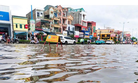 Mưa ngớt nhưng nhiều nơi ở Hải Phòng vẫn ngập cục bộ