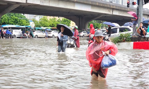 Hà Nội giảm điểm ngập sau mưa lớn, chuyên gia cảnh báo chưa thể chủ quan