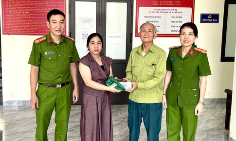 Nhặt được 400 triệu đồng trên đường, cô gái vội trình báo công an