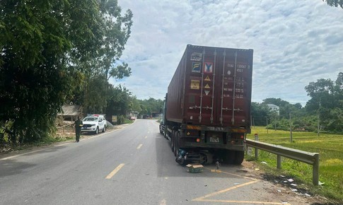 Khởi tố tài xế xe đầu kéo lùi xe khiến người phụ nữ tử vong