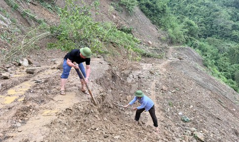 Đường độc đạo sạt lở, gần 740 người ở bản vùng cao Nghệ An bị cô lập