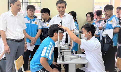 Hàng ngàn học sinh Hà Nội đồng loạt được khám sức khỏe sàng lọc miễn phí