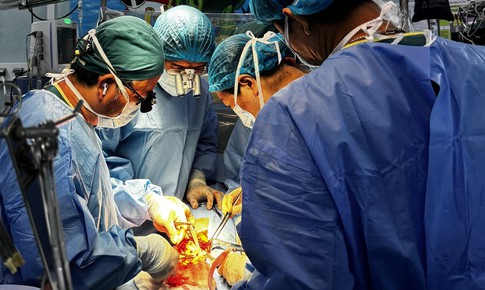 Bé trai vỡ tinh hoàn do bị đá, bác sĩ cảnh báo gì?