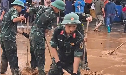 Ấm lòng hình ảnh cán bộ chiến sĩ cùng nhân dân dọn dẹp sau bão