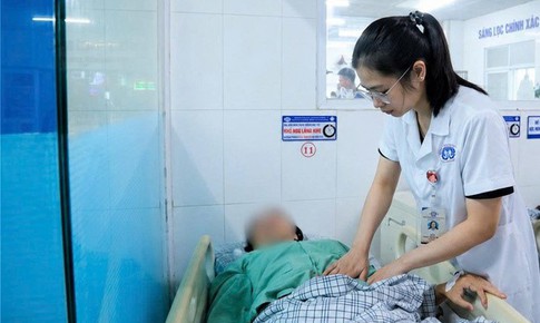 Ong đốt vào ngón tay, người phụ nữ sưng phù mặt