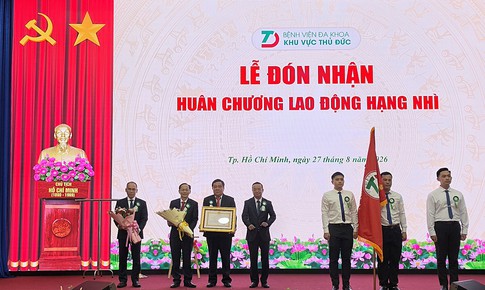 Bệnh viện nghìn tỷ ở TPHCM đón nhận Huân chương Lao động hạng Nhì