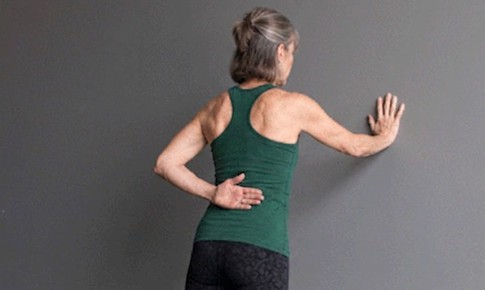 4 bài tập dựa tường giúp cánh tay săn chắc sau tuổi 60