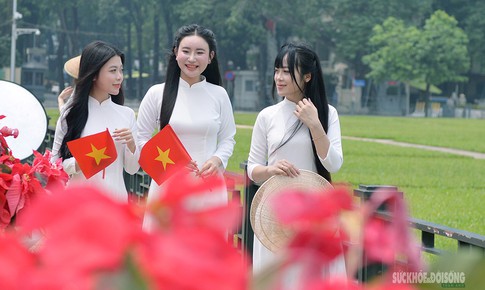 Giới trẻ diện áo dài, nô nức chụp ảnh trước thềm Quốc khánh 2/9