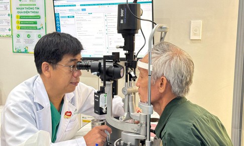Giấu đôi mắt mờ vì sợ phiền con: Nỗi lòng cha mẹ tuổi xế chiều