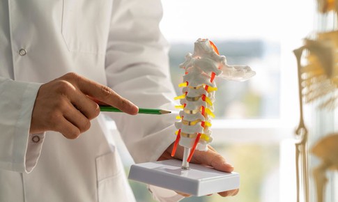 Gai đôi cột sống khi nào cần phẫu thuật?