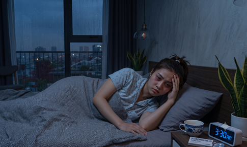 Thiếu ngủ kích hoạt cơn thèm ăn khiến cơ thể tích tụ mỡ bụng nhanh chóng