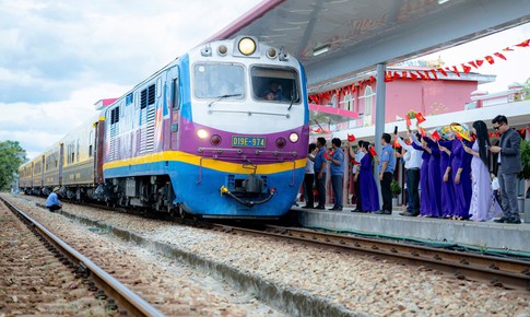 Đoàn tàu nối 2 trung tâm du lịch miền Trung chính thức lăn bánh