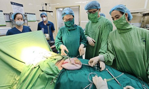 Bé gái bụng to bất thường, cảnh giác với khối u buồng trứng 