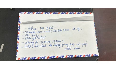 Xót xa bé trai hơn 7 tháng tuổi bị bỏ rơi trước cổng chùa