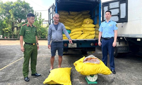 Lời khai chủ hàng gom hơn 1,7 tấn chân gà đựng trong 80 bao tải dứa