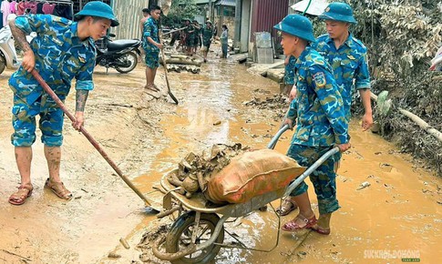 Bộ đội 'buông súng cầm xẻng' dọn bùn giúp dân khắc phục hậu quả bão số 4