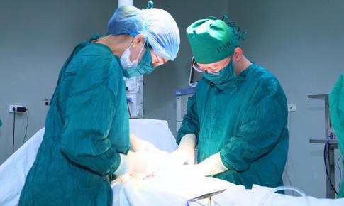 Cứu sống mẹ con sản phụ bị vỡ tử cung và bàng quang