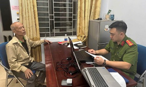 Bắt Lê Văn Sáu, 61 tuổi ở Phú Thọ, cầm dao ném đá chống đối công an