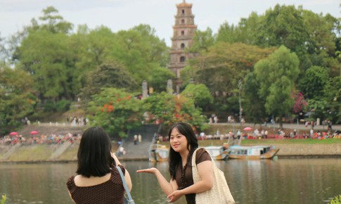 Tọa độ 'sống ảo' bắt trọn chùa Thiên Mụ ở Huế hút giới trẻ dịp nghỉ lễ