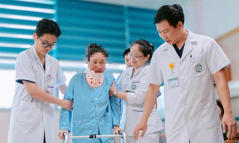8 tháng nằm liệt sau sinh, người mẹ Lào tìm lại đôi chân nhờ ca vi phẫu tại Bệnh viện Bạch Mai