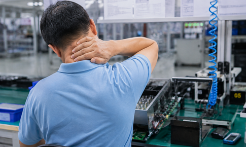 Phòng ngừa đau cổ vai gáy, thoái hóa sớm cho công nhân may, điện tử và nhân viên văn phòng