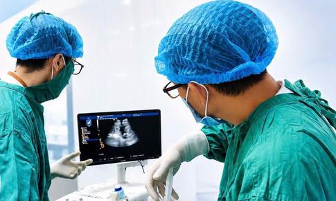 Giữ thai cạn ối từ tuần 20 bằng kỹ thuật truyền ối, em bé chào đời khỏe mạnh
